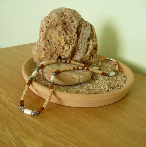 Pánský náhrdelník WHITE SANDS dřevo přírodní handmade pro muže válečky pro pány ze dřeva dřevěný náhrdelník pánský náhrdelník korále pro muže pánské korále korále ze dřeva bižuterie pánská obojek pro muže kuličky na krk korále s perletí perleť bílá perleťové válečky bílý pánský náhrdelník světlé korále 