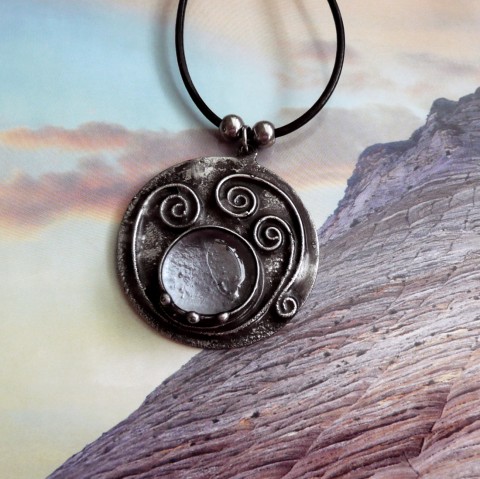 Magický přívěsek s okem SKY-EYE náhrdelník přívěsek oko modrý duhový starostříbro skleněný cínový handmade magický ze skla z cínu se sklem třpytivý přívěsek medailon magie oko duše zrcadlový odraz šperk se symbolem světlo duše magický amulet medailon s okem zdrcadlové sklo blankytné oko 