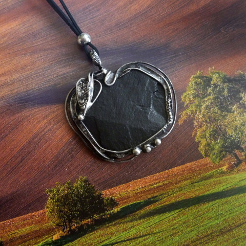 Přívěsek ČERNÉ JABLKO - břidlice kámen talisman jablko přírodní amulet handmade na krk z cínu pánský šperk pánský přívěsek s minerálem šperk pro muže pánský náhrdelník vitalita pánský talisman kámen síly šedá břidlice kámen a kov černá břidlice kamenné jablko 