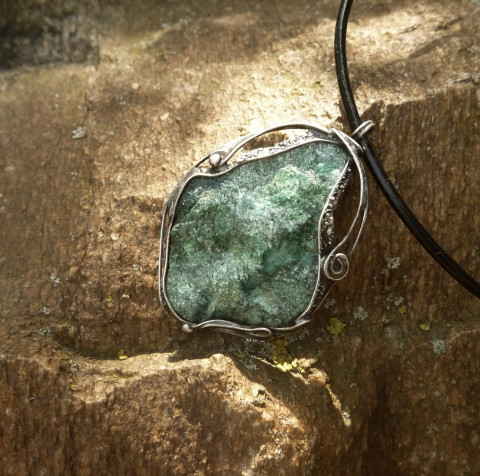 Zelený fuchsitový přívěsek ANGÉLI handmade andělský kámen muskovit s přívěskem cínovaný přívěsek zelený minerál náhrdelník s fuchsitem fuchsit surový fuchsitový zelená slída přírodní krystal smaragdový fuchsit přívěsek s fuchsitem zelený fuchsit 