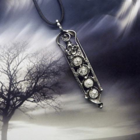 Přívěsek pro muže i ženy s křišťály náhrdelník přírodní starostříbro handmade ruční práce na krk křišťálový křišťály pánský šperk pánský přívěsek s minerálem šperk pro muže přívěsek z cínu náhrdelník s přívěskem dámský přívěsek amulet světla cínový meč z cinu čtyřka 