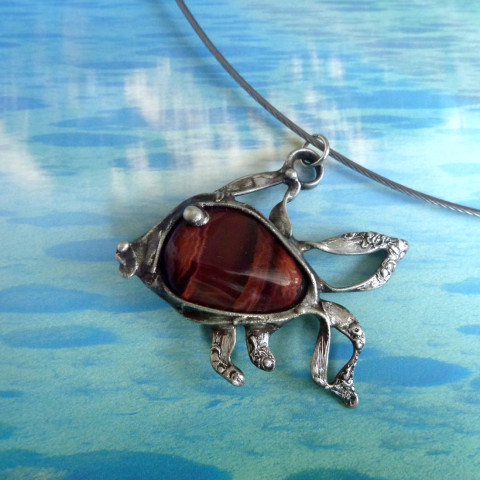 Cín. přívěsek s rybičkou /býčí oko oceán cínový handmade býčí oko z cínu náhrdelník s přívěskem měňavý kámen dámský přívěsek duhový efekt s rybkou mořský motiv přívěsek rybička s býčím okem zlatohnědý minerál náhrdelník na obruči rybka na lanku malá ryba akvarijní rybka 