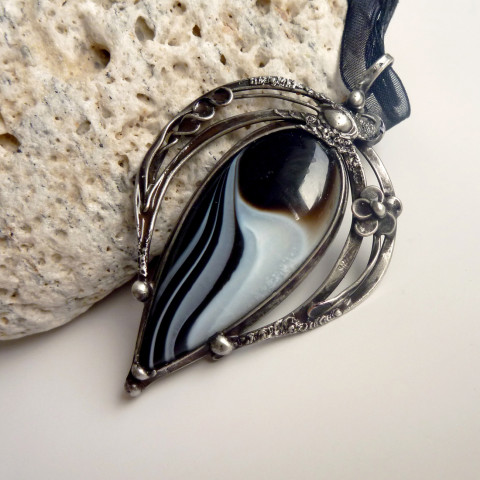 Černobílý pravý onyx - přívěsek bílá černá minerál onyx starostříbro ochránce onyxová rovnováha jin-jang z cínu s minerálem antracitový ochranný kámen onyxový náhrdelník handmade šperk přívěsek s černým onyxem bíločerný drahokam černo-bílý kámen černobílý drahokam 