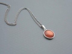 Rudý oválný přívěsek nerez řetízek