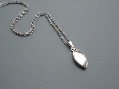 Rudý oválný přívěsek nerez řetízek