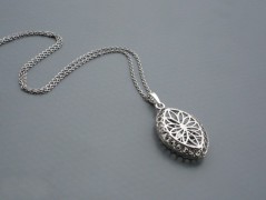 Rudý oválný přívěsek nerez řetízek