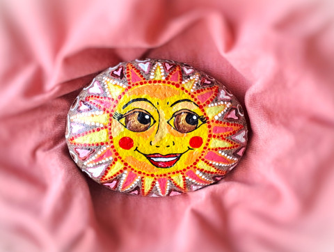 Sluníčko hnědooké - malovaný kámen oranžová hnědá veselé těžítko žlutá slunce sluníčko hřejivé štěstí úsměv dobrá nálada okaté pozitivní energie malovaný kámen 