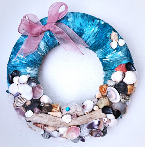 Volání moře - věnec z mušlí moře růžová letní mušle věnec léto tyrkysová oceán na zeď celoroční dekorace přírodniny celoroční věnec věnec mušličkový věnec z mušlí 