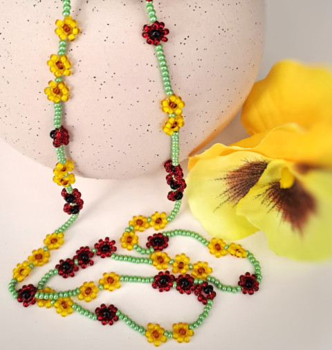 Slunečnice a vlčí máky - náhrdelník náhrdelník slunečnice léto preciosa rokajl něžný jemný korále kvítky kytičkový korálkový vlčí máky rokajlový letní louka luční květy náhrdelník z korálků drobounký 
