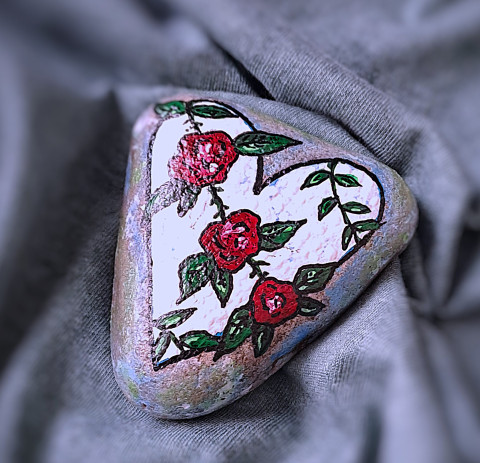 Srdce ve vintage stylu srdce bílá láska těžítko růže vintage rozkvetlé vintage styl rudé růže malovaný kámen malované kameny modravé odstíny 