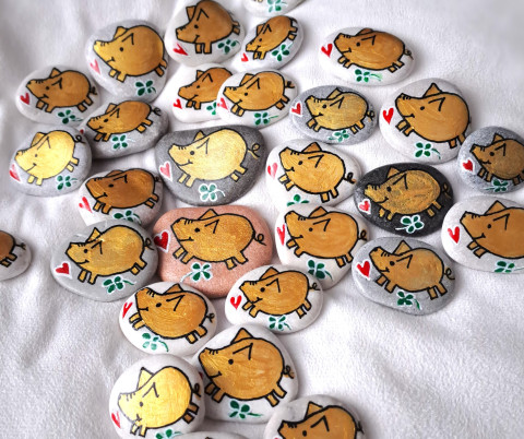 Zlatá prasátka - malované oblázky talisman vánoce oblázek zlatá kamínek roztomilé prase prasátko tradice hojnost mořský oblázek nový rok malovaný kámen symbol štěstí zlaté prasátko 