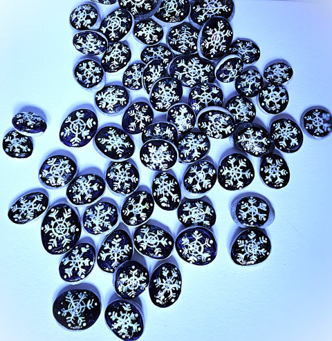 Třpytivé sněhové vločky - oblázky sníh modrá třpytivé vločky padá sníh malované kamínky malované oblázky drobné kamínky sněhová vločky fialová d 