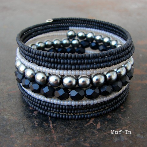 Náramek černo-šedý náramek dárek korálky doplněk elegantní žena černá šedá ženské korálek rokajl náramky pozornost maličkost 