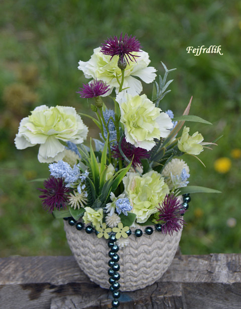 karafiátky za to nemůžou ;-). domov dárek pletený narozeniny svátek poděkování celoroční aranžmá světle zelené karafiáty 