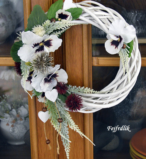 věneček maceškový .. dekorace bílé věneček bílý něžný jemný na dveře do bytu jaro-léto vínivobílá 