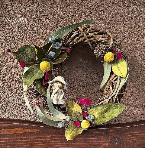 v eukalyptovém háječku.. domov dekorace originální přírodní děvčátko věneček chalupa sušinové eukalyptový ranžmá v klobouku kraspedie 