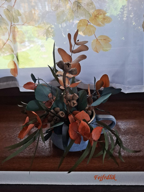 eukalyptový vajndlíček ;-).. dekorace hrnek zelený interiér podzimní chalupa aranžmá modrošedá do bytu sušené eukalyptus eukalyptový stabilizovaný 