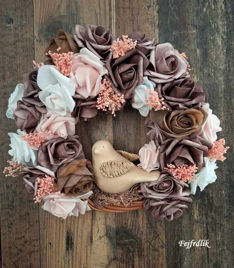 ptáček mezi růžemi.. domov originální věnec bílé věneček celoroční na dveře s ptáčkem pěnové růže hnědé.pudrové 