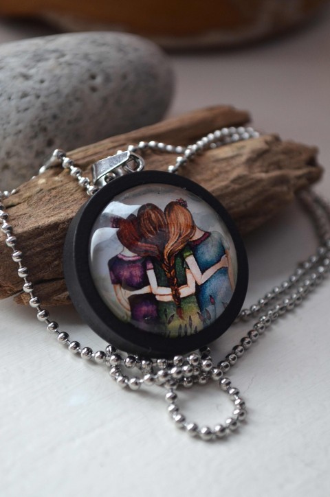 Tři sestry ve dřevě.... šperk náhrdelník originální přívěšek veselý rodina pozitivní sestry 