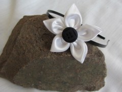 Černý saténový kvítek