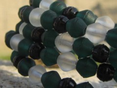 Černý saténový kvítek