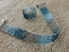 Černý saténový kvítek