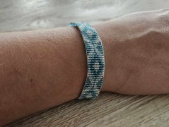 Černý saténový kvítek