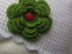 Černý saténový kvítek