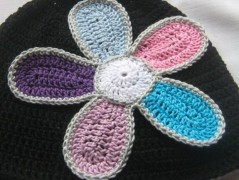 Černý saténový kvítek