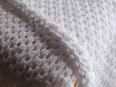 Černý saténový kvítek