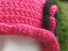 Černý saténový kvítek