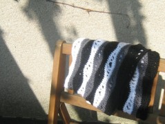 Černý saténový kvítek