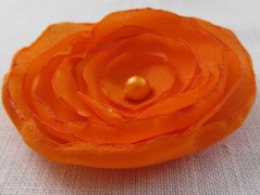 Černý saténový kvítek