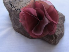 Černý saténový kvítek