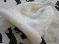 Černý saténový kvítek