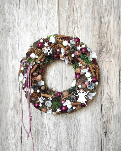 Vánoční věnec do bílorůžové ořech dekorace zima květina vánoce vánoční věnec zimní růžový mech hvězdička flower na dveře adventní baňka christmas šiška fuchsiový winter trvanlivý stabilizovaný wreath sleněná adnent svátení 