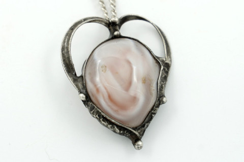 Srdce ušlechtilé (achát) náhrdelník přívěsek achát srdce cín srdíčko řetízek přívěs ochránce amulet mosaz peříčkový 