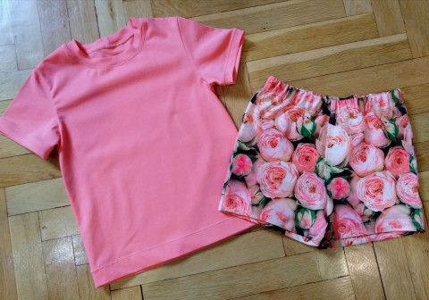 Letní  rozkvetlá souprava tričko kraťasy 