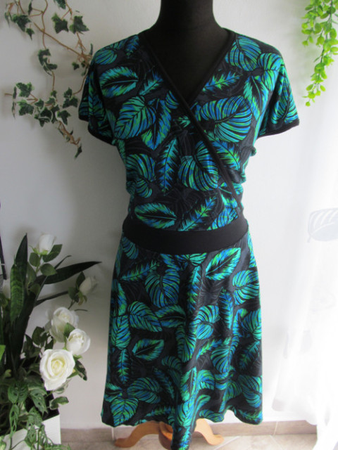 ŠATY-PŮLKOLOVÁ SUKNĚ 