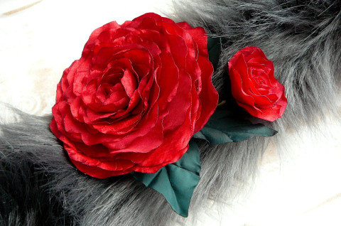 Čajová růže jako zralé víno. červená brož šperk růže satén 