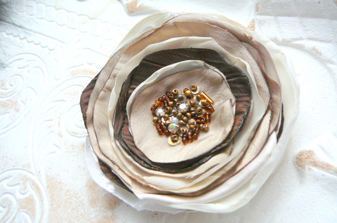 Brožka. brož šperk béžová smetanová vintage styl opalovaná capučinová capučino 