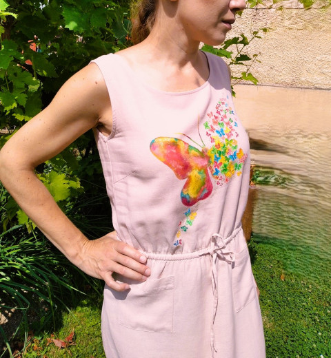 Motýlci tančí na šatičkách ze lnu motýlci lehkost léto. bavlna se lnem 