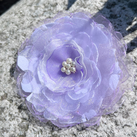 Brož bílo-fialková brož květina fialová bílá organza 