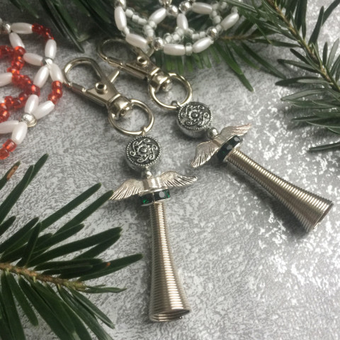 Andělka se smaragdovou rondelkou dárek anděl andílek křídla přívěs ochránce na kabelku 