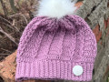 Starorůžová čepice s bambulí