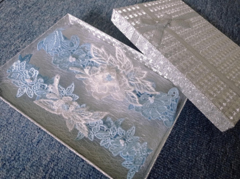 PODVAZEK - dárkový set 2 ks srdce modrý dárek květina modrá srdíčko elegantní bílá láska růže svatba kytička krajka nohy sexy bílý svatební štěstí růžička romantický štras dárkový nevěsta ženich závoj wedding pás podvazek zvyky hochzeit svatební šaty štrasový podvazkový 