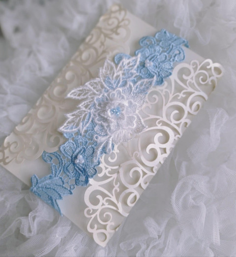 Svatební dárkový podvazek srdce modrý dárek květina modrá srdíčko elegantní bílá láska růže svatba kytička krajka nohy sexy bílý svatební štěstí růžička romantický štras dárkový nevěsta ženich závoj wedding pás podvazek zvyky hochzeit svatební šaty štrasový podvazkový 