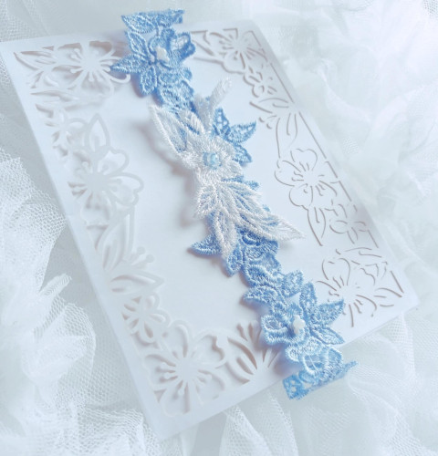 Svatební dárkový podvazek srdce modrý dárek květina modrá srdíčko elegantní bílá láska růže svatba kytička krajka nohy sexy bílý svatební štěstí růžička romantický štras dárkový nevěsta ženich závoj wedding pás podvazek zvyky hochzeit svatební šaty štrasový podvazkový 