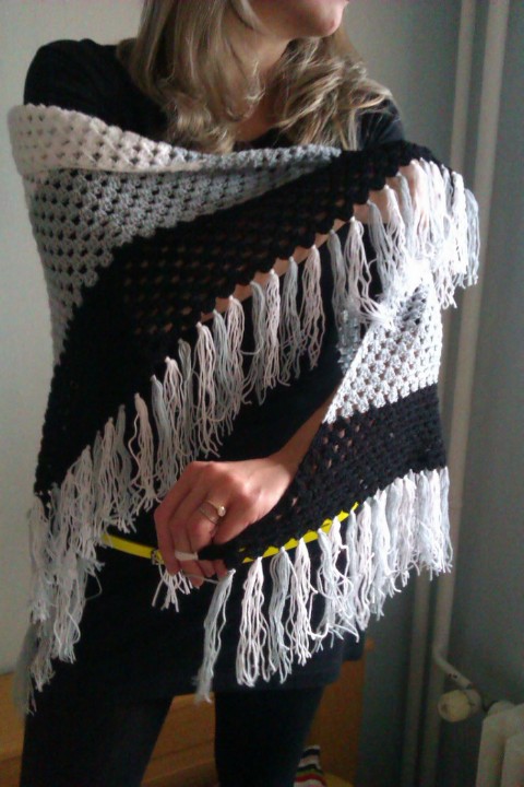 Bílá,šedá,černá II -háčkovaný šátek dárek jarní letní deka přehoz háčkovaný zimní šedý barevný pruhovaný bílý šátek podzimní černý pončo pléd celoroční 