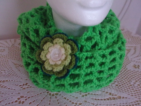 Háčkovaný nákrčník brož zelený háčkovaný nákrčník 